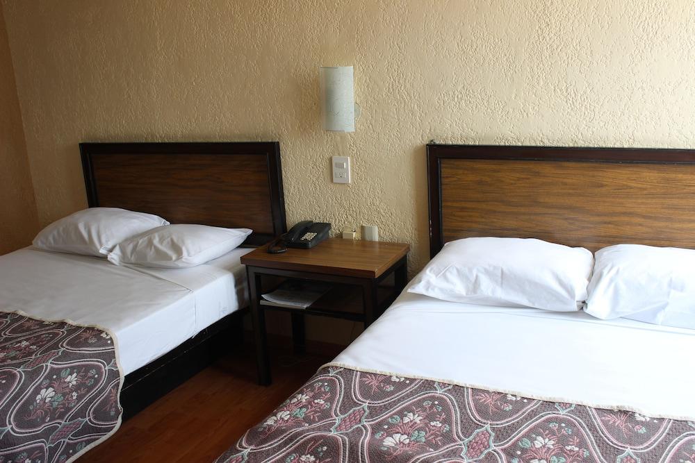 גואדלחארה Hotel Del Parque מראה חיצוני תמונה